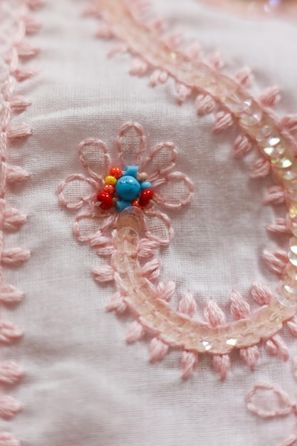 Zbliżenie na haftowane ręcznie wzory w pastelowych kolorach